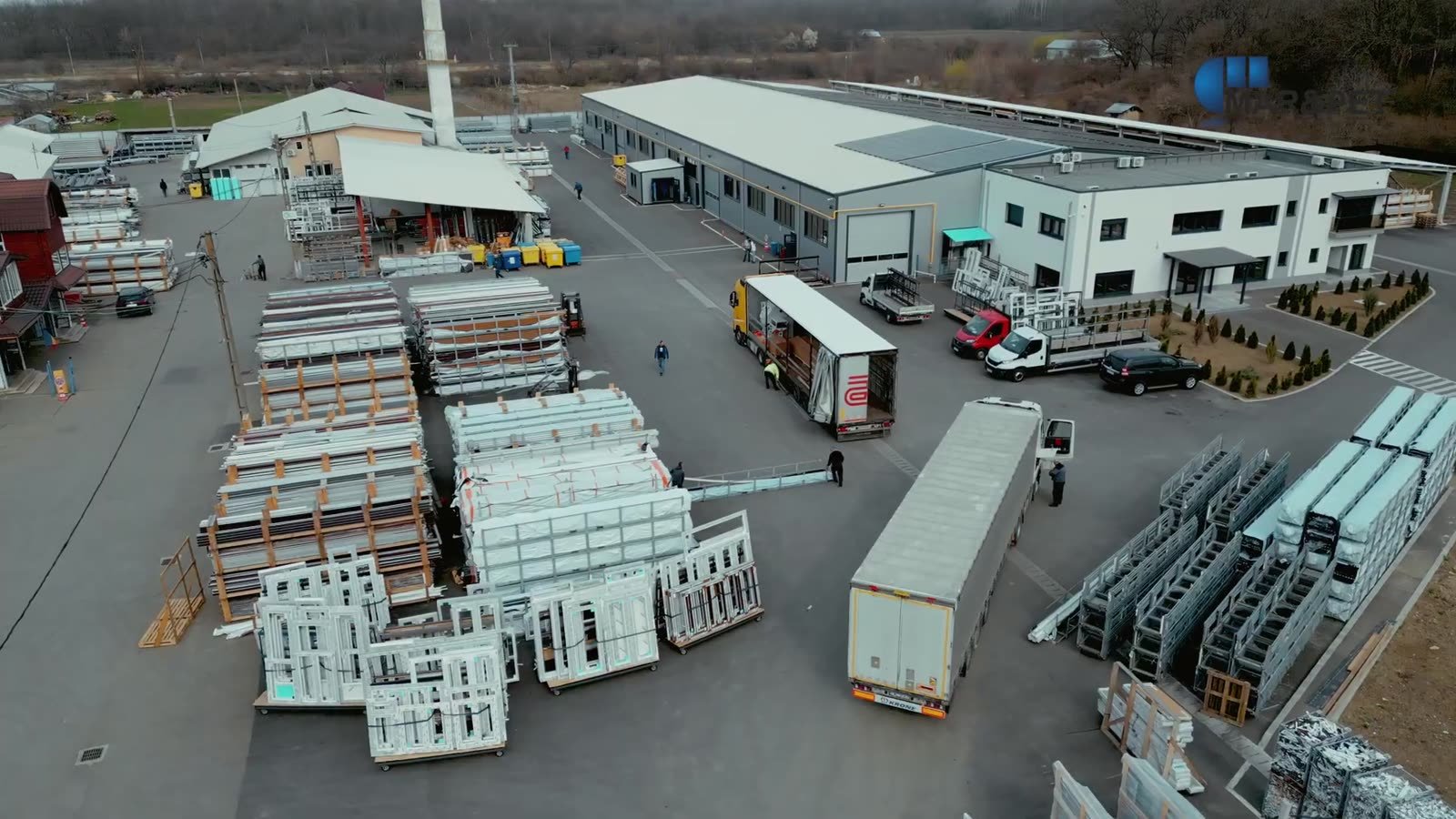 Curtea fabricii cu ferestre pregătite de livrare